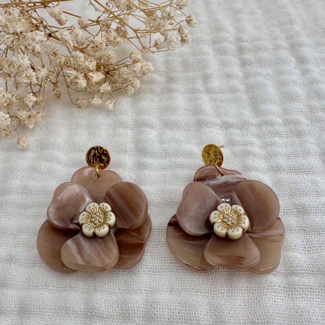 Paire de boucles d’oreilles fleurs grège marbré Délia avec cœur fleuri et clous dorés sur tissu écru – DEBA CREATION