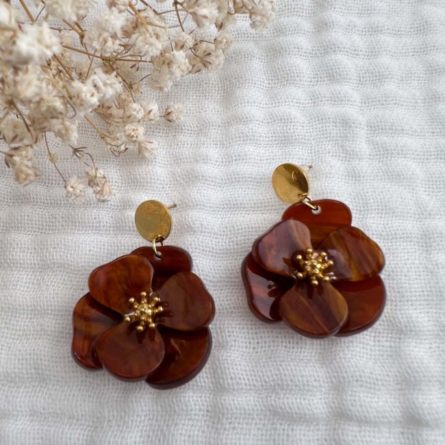Paire de boucles d’oreilles fleurs caramel Lena avec clous dorés et cœur fleuri sur tissu écru – DEBA CREATION
