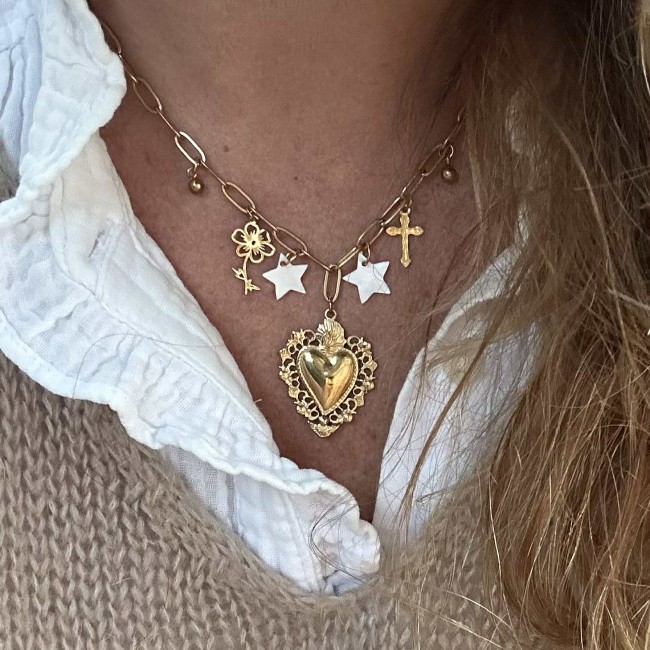 collier créateur, breloques, pampilles et charms, sur chaîne doré, acier inox doré et coloré, ajustable, porté, atelier proche de Bordeaux collier créateur, breloques, pampilles et charms, sur chaîne doré, acier inox doré et coloré, ajustable, porté, atelier proche de Bordeaux