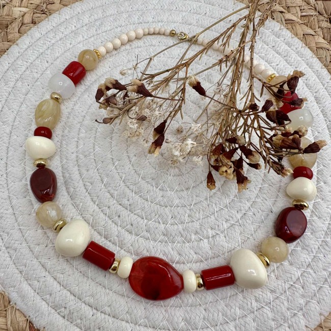 collier de créateur, grosses perles en résine rouge et acier inox doré, atelier proche de Bordeaux