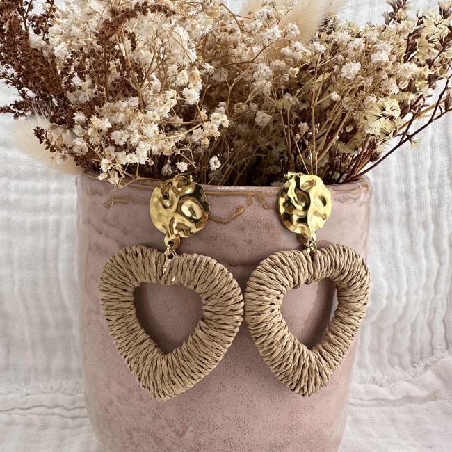 boucles d'oreilles de créateur, pendentif coeur raphia beige, clou oreille martelé acier inox doré, atelier proche de Bordeaux
