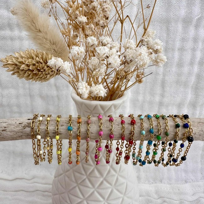 Fines bagues créateur, chaînettes en acier inoxydable doré et gouttes de résine de couleur, atelier proche de Bordeaux Fines bagues créateur, chaînettes en acier inoxydable doré et gouttes de résine de couleur, atelier proche de Bordeaux