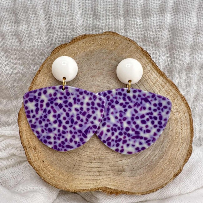 boucles d'oreilles de créateur, pendentif géométrique moucheté violet clou d'oreille acier inox rond résine, atelier proche de Bordeaux boucles d'oreilles de créateur, pendentif géométrique moucheté violet clou d'oreille acier inox rond résine, atelier proche de Bordeaux