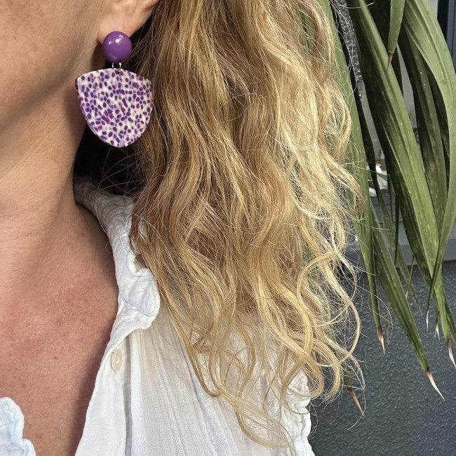 boucles d'oreilles de créateur, pendentif géométrique moucheté violet clou d'oreille acier inox rond résine, portées, atelier proche de Bordeaux boucles d'oreilles de créateur, pendentif géométrique moucheté violet clou d'oreille acier inox rond résine, portées, atelier proche de Bordeaux