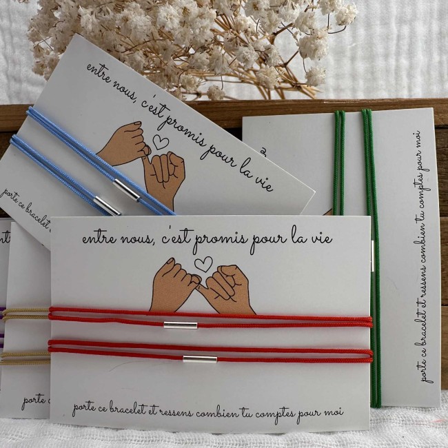 bracelets de créateur, à offrir à ton amoureux, ton ami, ta famille, fil et tube en argent ajustable, présentés sur une carte promesse du petit doigt, 16 coloris au choix, atelier proche de Bordeaux