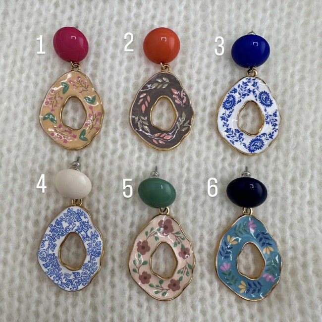 boucles d'oreilles de créateur, gouttes martelées en acier inox doré décorées de motifs floraux, clou d'oreille rond résine coloré assorti, atelier proche de Bordeaux