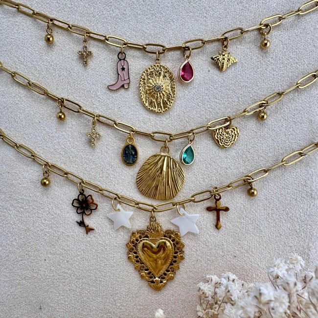 colliers créateur, breloques, pampilles et charms, sur chaîne doré, acier inox doré et coloré, ajustable, atelier proche de Bordeaux colliers créateur, breloques, pampilles et charms, sur chaîne doré, acier inox doré et coloré, ajustable, atelier proche de Bordeaux