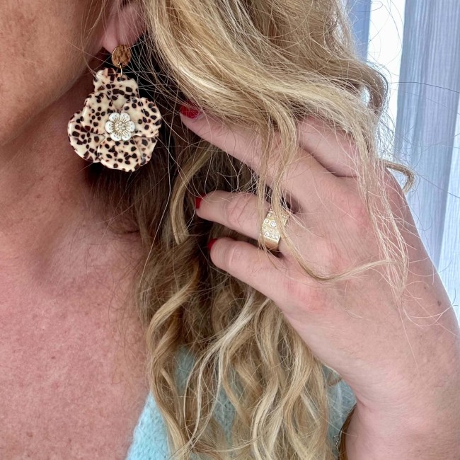 Boucle d’oreille Délia léopard avec pendentif fleur et clou doré martelé portée