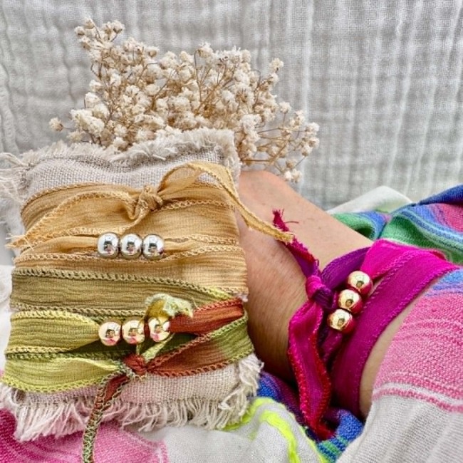 Bracelets bohèmes Annick en plusieurs coloris présentés en assortiment
