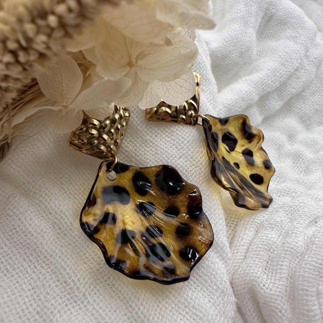 boucles d'oreilles de créateur, pendentif pétale fleur guépard clou d'oreille acier inox doré, atelier proche de Bordeaux boucles d'oreilles de créateur, pendentif pétale fleur guépard clou d'oreille acier inox doré, atelier proche de Bordeaux