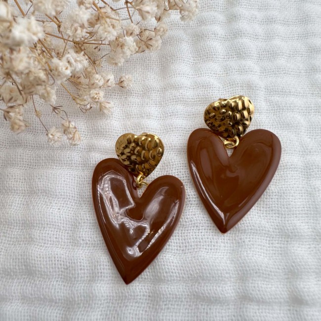 Paire de boucles d’oreilles Valentine cœurs marron en résine époxy avec clous dorés martelés – DEBA CREATION