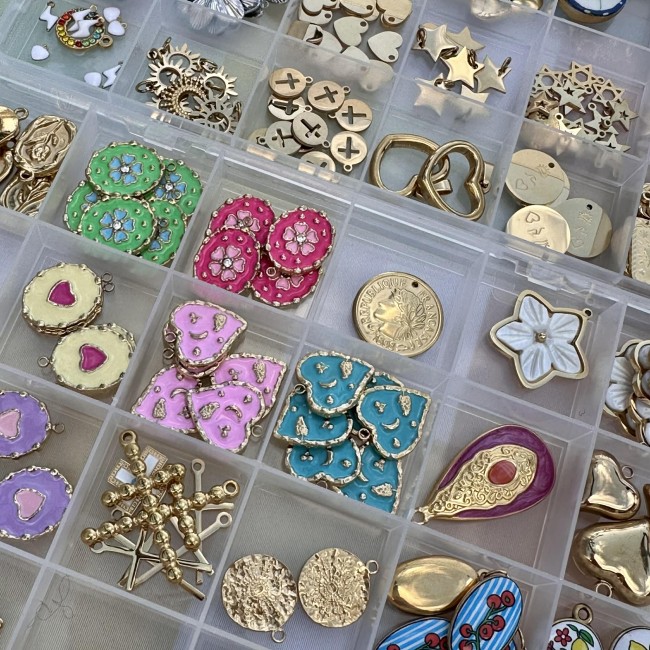 Atelier créatifs de bijoux collier et bague en acier inoxydable doré, proche de Bordeaux, choisis parmi plus de 150 pampilles charms