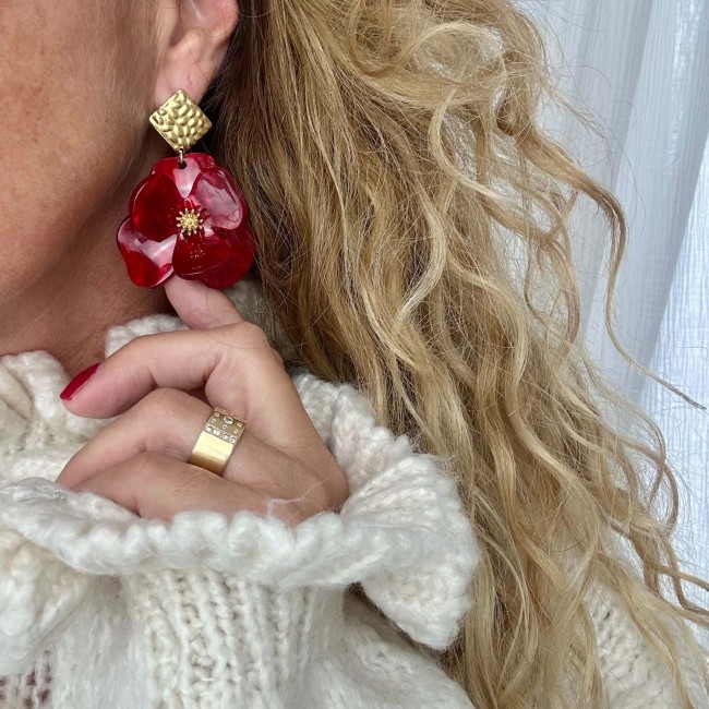Boucles d’oreilles fleurs rouges Adéla portées avec un pull écru – DEBA CREATION