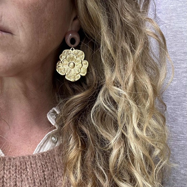 boucles d'oreilles de créateur, pendentif jolie fleur doré, monté sur un clou d'oreille ajouré beige rosé en résine, acier inox, portées, atelier proche de Bordeaux boucles d'oreilles de créateur, pendentif jolie fleur doré, monté sur un clou d'oreille ajouré beige rosé en résine, acier inox, portées, atelier proche de Bordeaux