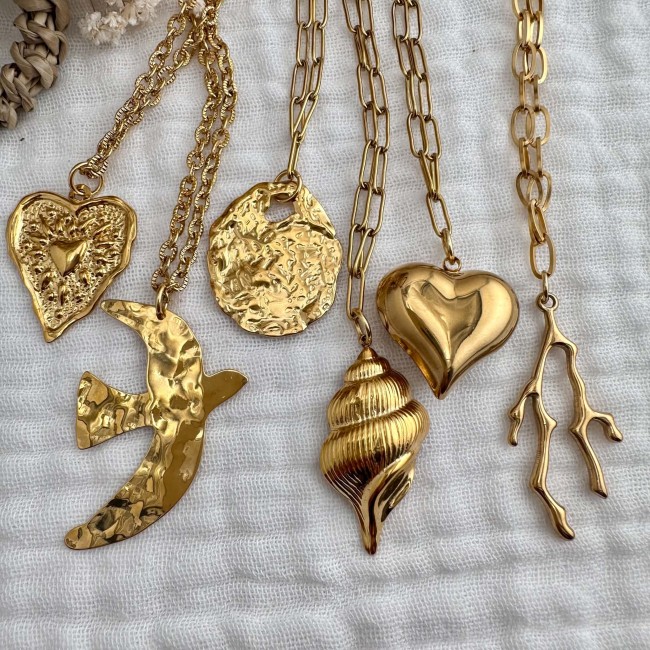 Choix de pendentifs pour le sautoir Mélusine Pendentifs cœur coquillage oiseau ovale martelé et corail du sautoir Mélusine doré