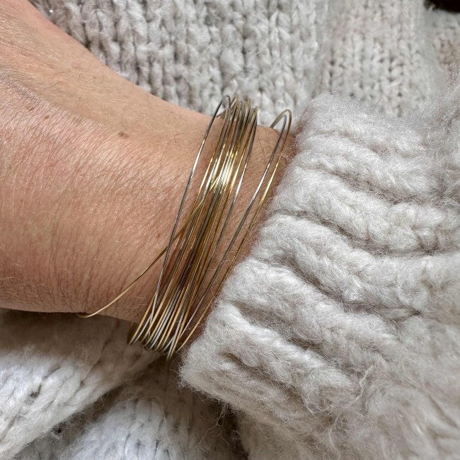 bracelets joncs ultra fins de créateur, fil en acier inoxydable doré ou argenté, mini breloques pampilles fleur, étoile ou perle, portés, atelier proche de Bordeaux bracelets joncs ultra fins de créateur, fil en acier inoxydable doré ou argenté, mini breloques pampilles fleur, étoile ou perle, portés, atelier proche de Bordeaux