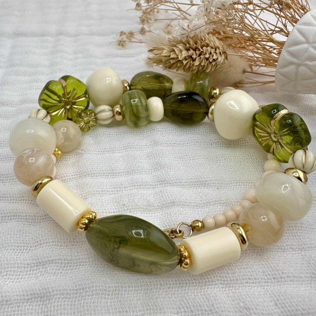 collier de créateur, grosses perles en résine vert et acier inox doré, atelier proche de Bordeaux collier de créateur, grosses perles en résine vert et acier inox doré, atelier proche de Bordeaux