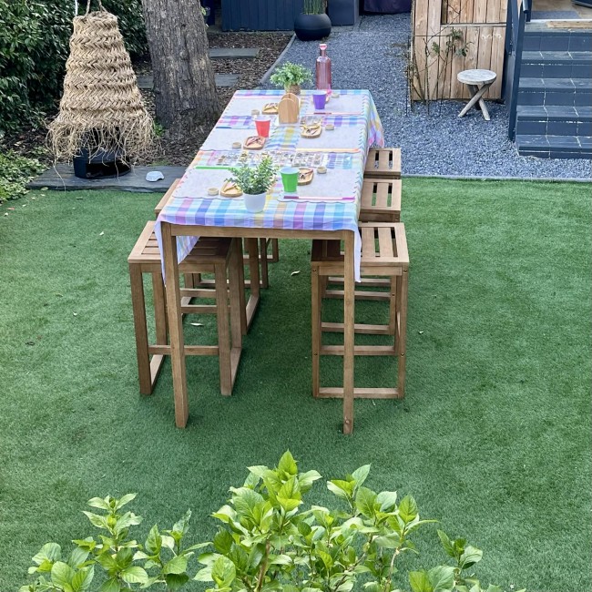 Atelier créatifs de bijoux sautoir et bague en acier inoxydable doré, proche de Bordeaux, en extérieur sous les arbres, dans le jardinet de mon atelier