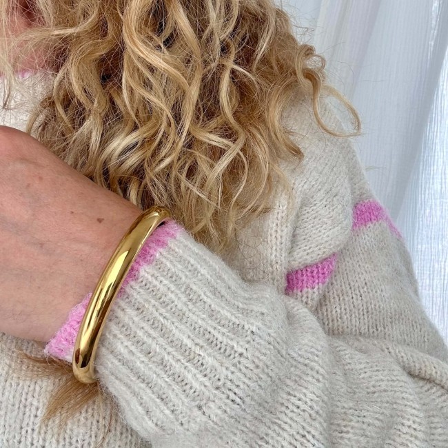 Bracelet jonc doré Yaëlle porté avec un pull clair