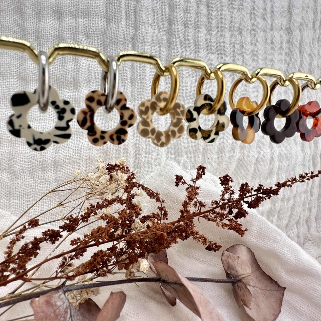 boucles d'oreilles créoles de créateur, pendentif fleur en résine et créoles acier inox doré ou argenté, atelier proche de Bordeaux boucles d'oreilles créoles de créateur, pendentif fleur en résine et créoles acier inox doré ou argenté, atelier proche de Bordeaux