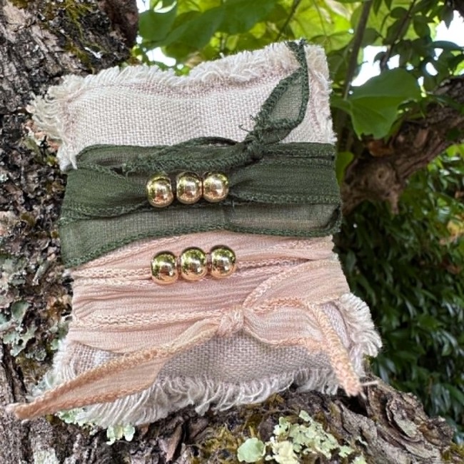 Bracelets bohèmes Annick en ruban de soie vert kaki et nude avec trois perles dorées