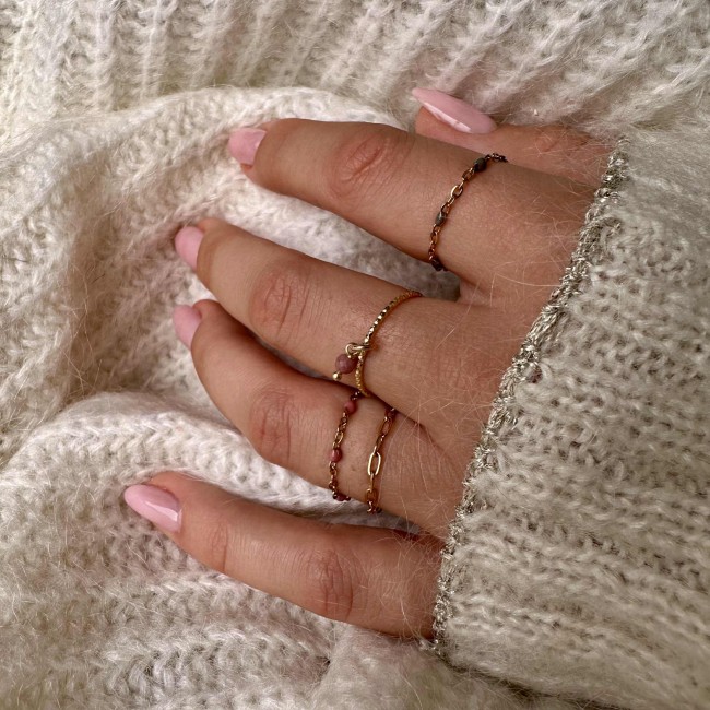 Fines bagues créateur, chaînettes en acier inoxydable doré et gouttes de résine de couleur, portées, atelier proche de Bordeaux Fines bagues créateur, chaînettes en acier inoxydable doré et gouttes de résine de couleur, portées, atelier proche de Bordeaux