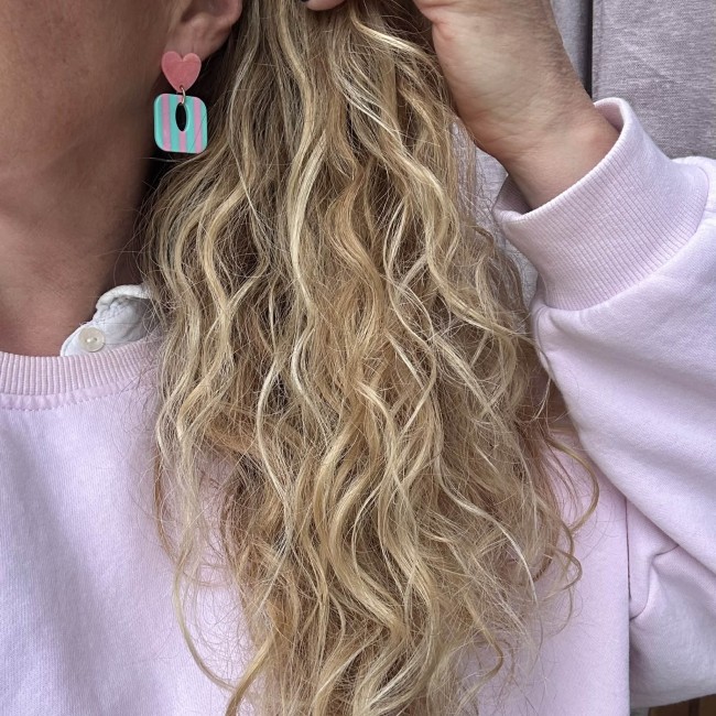 boucles d'oreilles de créateur portées, carrés colorés et rayés turquoise et rose, clou d'oreille coeur résine coloré assorti, atelier proche de Bordeaux boucles d'oreilles de créateur portées, carrés colorés et rayés turquoise et rose, clou d'oreille coeur résine coloré assorti, atelier proche de Bordeaux