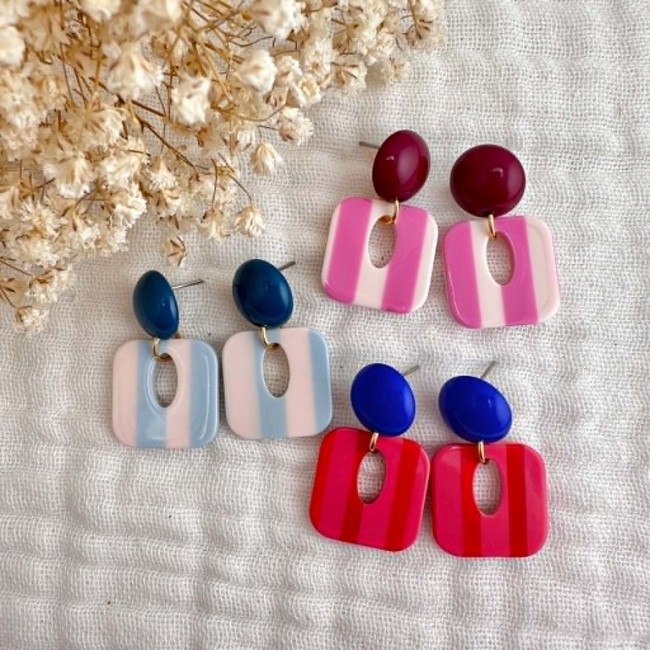 Sélection de modèles des boucles d'oreilles Berlingot colorées