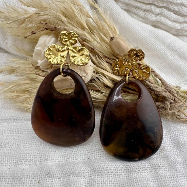 boucles d'oreilles de créateur, pendentif goutte marbrée en résine et clou d'oreille fleur acier inox doré, atelier proche de Bordeaux boucles d'oreilles de créateur, pendentif goutte marbrée en résine et clou d'oreille fleur acier inox doré, atelier proche de Bordeaux