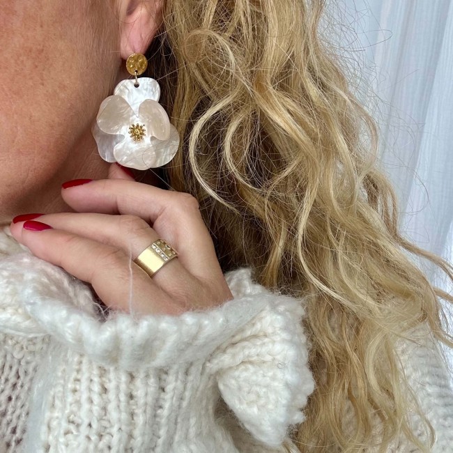 Boucles d’oreilles Iris fleur ivoire en relief avec cœur doré portées – DEBA CREATION