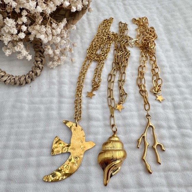 Variantes du sautoir Mélusine en acier inoxydable Sautoirs Mélusine dorés avec pendentifs coquillage oiseau et corail