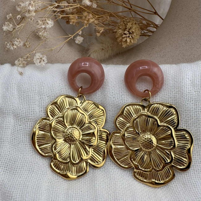 boucles d'oreilles de créateur, pendentif jolie fleur doré, monté sur un clou d'oreille ajouré beige rosé en résine, acier inox, atelier proche de Bordeaux boucles d'oreilles de créateur, pendentif jolie fleur doré, monté sur un clou d'oreille ajouré beige rosé en résine, acier inox, atelier proche de Bordeaux