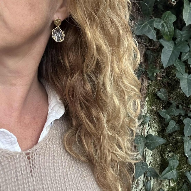boucles d'oreilles de créateur, pendentif pétale fleur transparent et doré clou d'oreille rond acier inox doré, portées, atelier proche de Bordeaux boucles d'oreilles de créateur, pendentif pétale fleur transparent et doré clou d'oreille rond acier inox doré, portées, atelier proche de Bordeaux