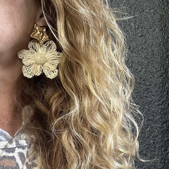 boucles d'oreilles de créateur, fleurs en raphia écru montées sur des clous d'oreilles acier inox doré étoiles martelées, portées, atelier proche de Bordeaux