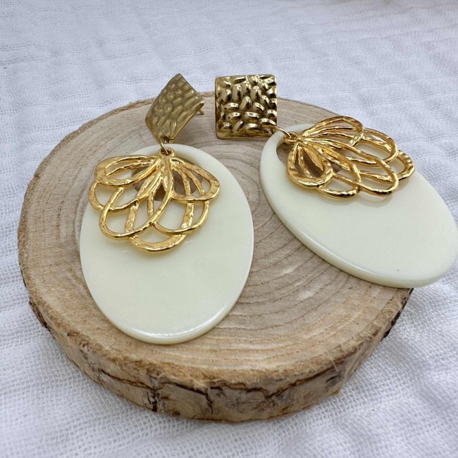 boucles d'oreilles de créateur, pendentif résine écru et fleur doré, clou oreille martelé acier inox doré, atelier proche de Bordeaux