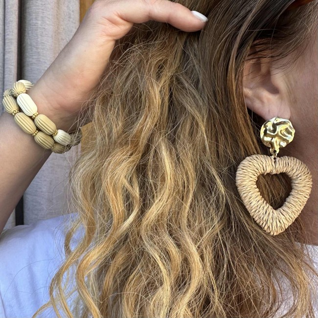 boucles d'oreilles de créateur, pendentif coeur raphia beige, clou oreille martelé acier inox doré, portées, atelier proche de Bordeaux