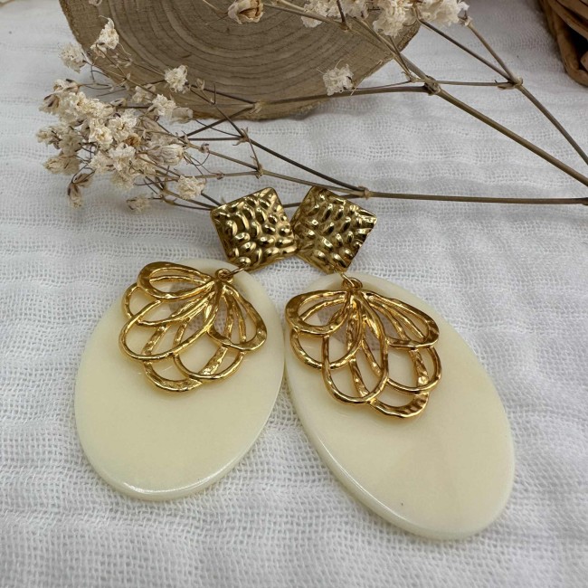 boucles d'oreilles de créateur, pendentif résine écru et fleur doré, clou oreille martelé acier inox doré, atelier proche de Bordeaux