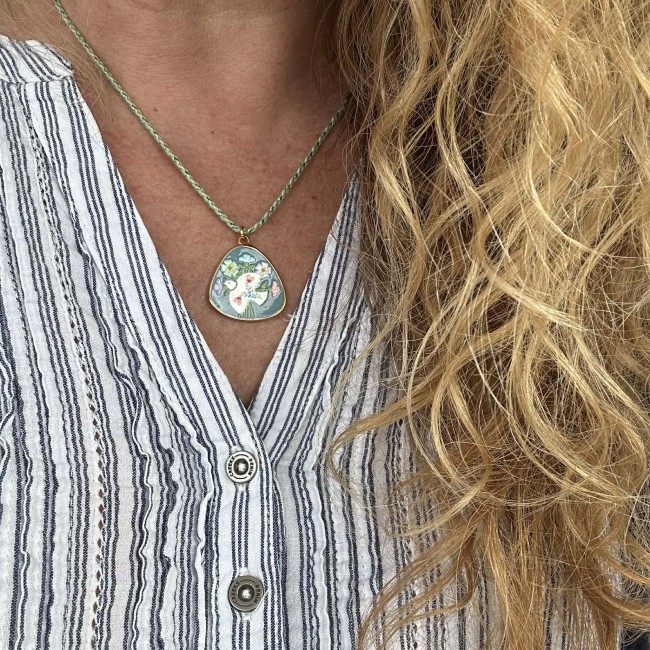 collier de créateur personnalisable, à composer soi-même, bar à colliers,  cordon coton tressé ajustable et pendentifs acier inox au choix, porté, atelier proche de Bordeaux