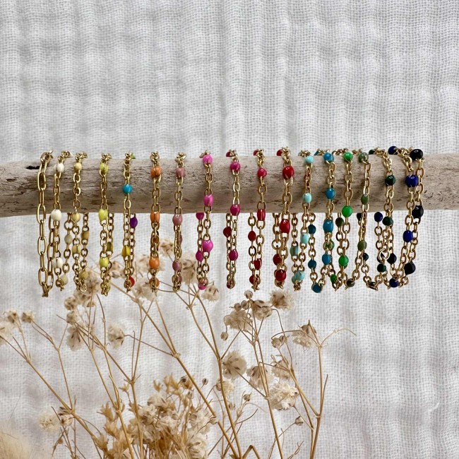 Fines bagues créateur, chaînettes en acier inoxydable doré et gouttes de résine de couleur, atelier proche de Bordeaux Fines bagues créateur, chaînettes en acier inoxydable doré et gouttes de résine de couleur, atelier proche de Bordeaux