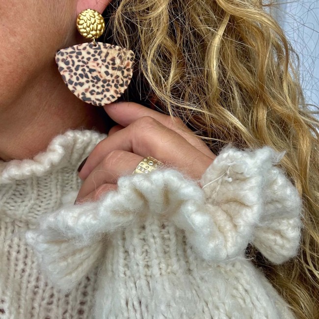 Boucles d’oreilles Eva beige à motifs mouchetés léopard et clou rond doré martelé, portées à l’oreille – DEBA CREATION