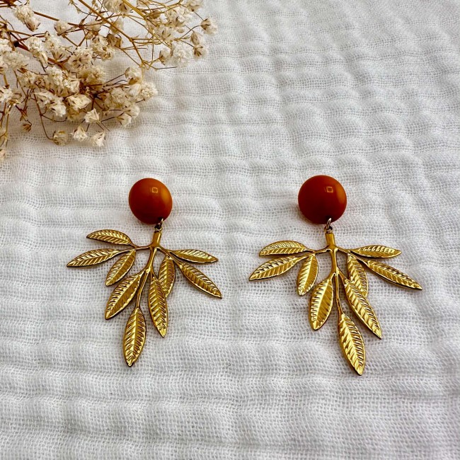 Paire de boucles d’oreilles dorées feuille Florine avec clous ronds moutarde sur tissu écru – DEBA CREATION