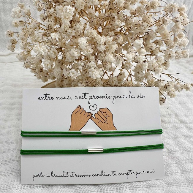 bracelets de créateur, à offrir à ton amoureux, ton ami, ta famille, fil vert et tube en argent ajustable, présentés sur une carte promesse du petit doigt, 16 coloris au choix, atelier proche de Bordeaux