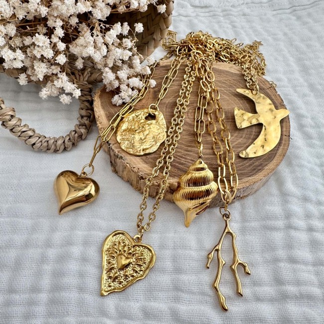 Sautoir Mélusine doré en acier inoxydable DEBA CREATION Sautoir Mélusine doré en acier inoxydable avec pendentifs cœur coquillage corail oiseau et ovale martelé