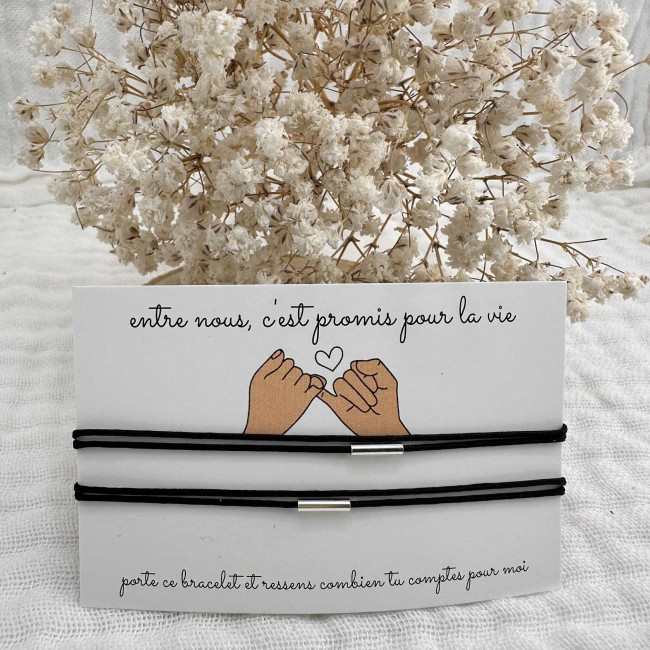 bracelets de créateur, à offrir à ton amoureux, ton ami, ta famille, fil noir et tube en argent ajustable, présentés sur une carte promesse du petit doigt, 16 coloris au choix, atelier proche de Bordeaux