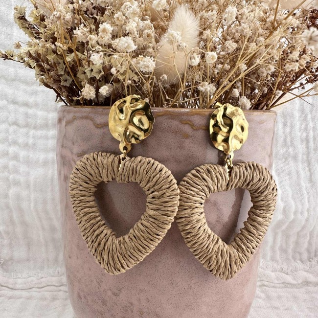 boucles d'oreilles de créateur, pendentif coeur raphia beige, clou oreille martelé acier inox doré, atelier proche de Bordeaux