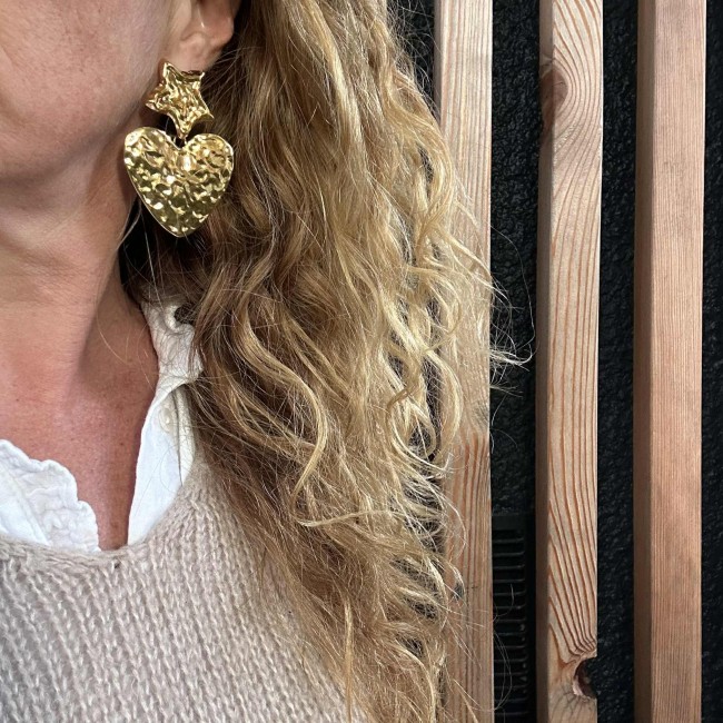 boucles d'oreilles de créateur, acier inoxydable doré, gros pendentif coeur martelé clou d'oreille étoile martelée, portées, atelier proche de Bordeaux boucles d'oreilles de créateur, acier inoxydable doré, gros pendentif coeur martelé clou d'oreille étoile martelée, portées, atelier proche de Bordeaux