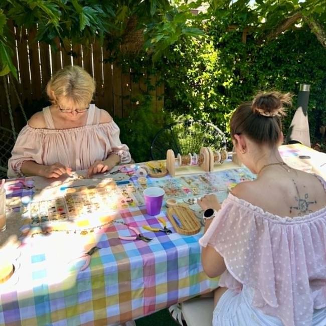Participantes lors d'un atelier créatif bijoux à Pessac près de Bordeaux
