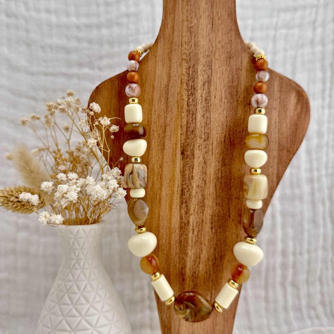 collier de créateur, grosses perles en résine beige et acier inox doré, atelier proche de Bordeaux