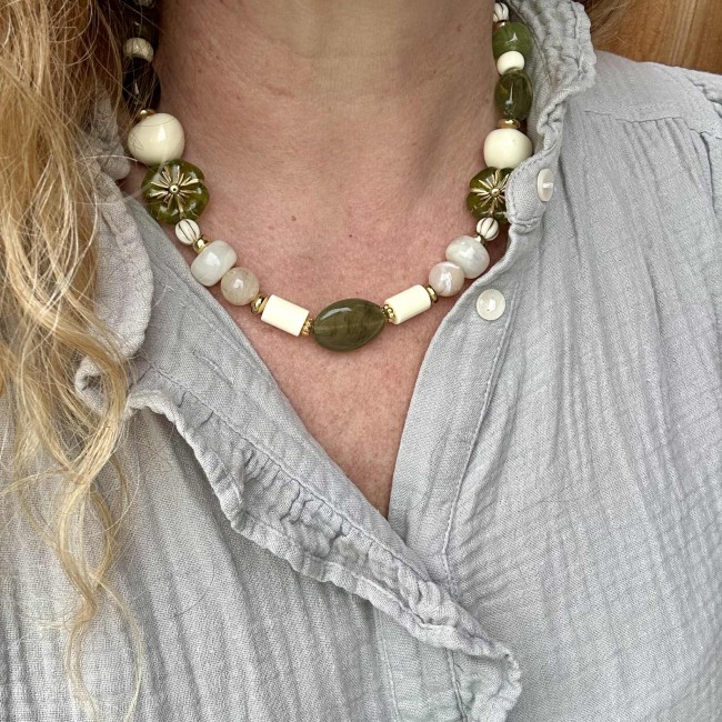 collier de créateur, grosses perles en résine vert et acier inox doré, porté, atelier proche de Bordeaux collier de créateur, grosses perles en résine vert et acier inox doré, porté, atelier proche de Bordeaux