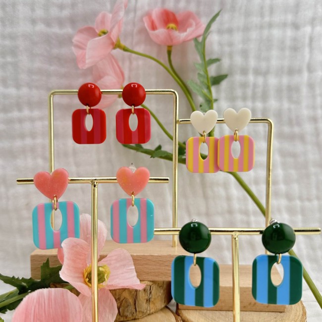 boucles d'oreilles de créateur, carrés colorés et rayés, clou d'oreille rond ou coeur résine coloré assorti, atelier proche de Bordeaux boucles d'oreilles de créateur, carrés colorés et rayés, clou d'oreille rond ou coeur résine coloré assorti, atelier proche de Bordeaux